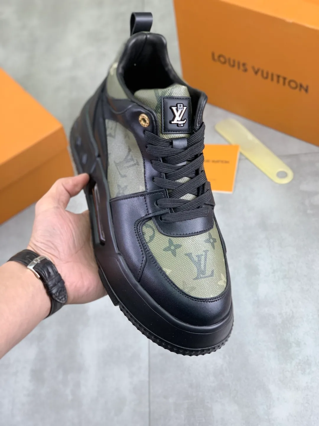 Men's men's shoes 💰P440 new style 💶【LOUIS VUITTON) new high top🍀LV Louis Vuitton *—— LV classic high top trendy shoes! Made of imported original soft calfskin, water-dyed pigskin lining. Original wear-resistant rubber outsole! High quality products! Code number: 38-44 Color: 2️⃣colors available